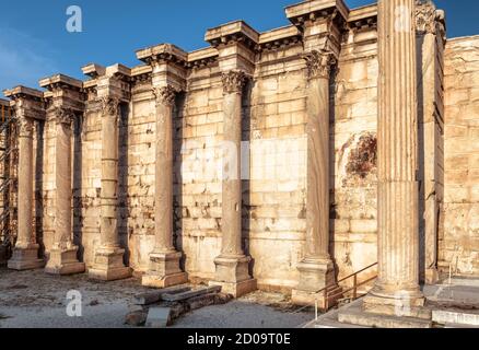 Hadrian`s Bibliothek bei Sonnenuntergang, Wand mit Säulen, Athen, Griechenland. Überreste des antiken griechischen Gebäudes im Stadtzentrum von Athen. Dieser alte Ort ist eine berühmte Tour Stockfoto